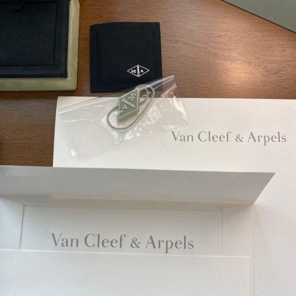 Van Cleef & Arpels packaging lot Listing 2 - Picture 5 of 8